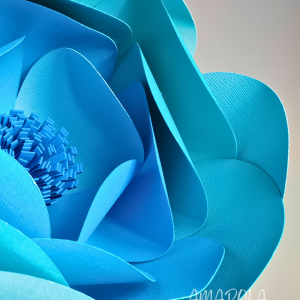 Kit de fleurs en papier Niveau 1, comprenant des éléments pré-découpés, pour créer une fleur en 3D. Kit facile à assembler avec un mode d’emploi illustré pour débutants.