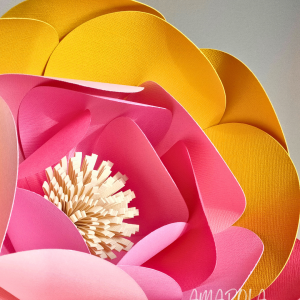 Kit de fleurs en papier Niveau 1, comprenant des éléments pré-découpés, pour créer une fleur en 3D. Kit facile à assembler avec un mode d’emploi illustré pour débutants.