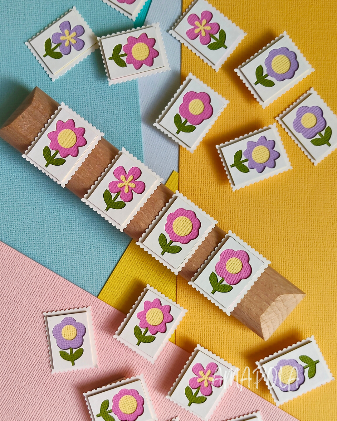 Set de quatre P’tits Timbres en papier représentant des fleurs roses délicates, chaque timbre formant une petite composition florale en relief aux pétales variés, tons roses tendres et joyeux.