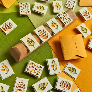 Collection Automne – P’tits Timbres en papier : Une édition limitée de 13 sets avec des timbres artisanaux illustrant des scènes typiques de l’automne, comme des feuilles dorées, des champignons et des pommes de pin. Chaque timbre est fait main, avec plusieurs couches de papier pour un joli relief.