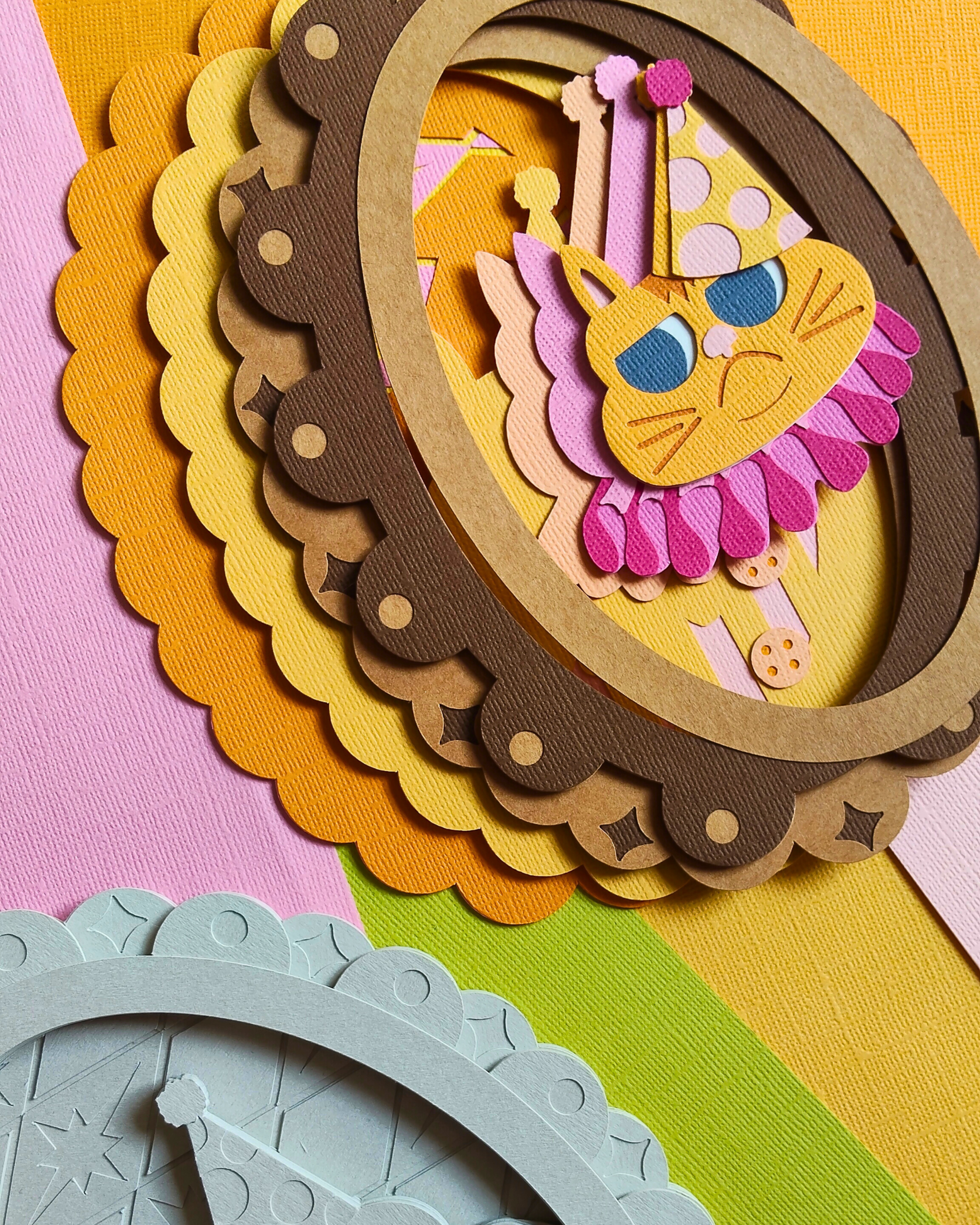 P’tits Timbres artisanaux en papier représentant des fleurs roses et violettes, regroupés en deux sets de quatre timbres chacun, réalisés en relief avec plusieurs couches découpées à la main.