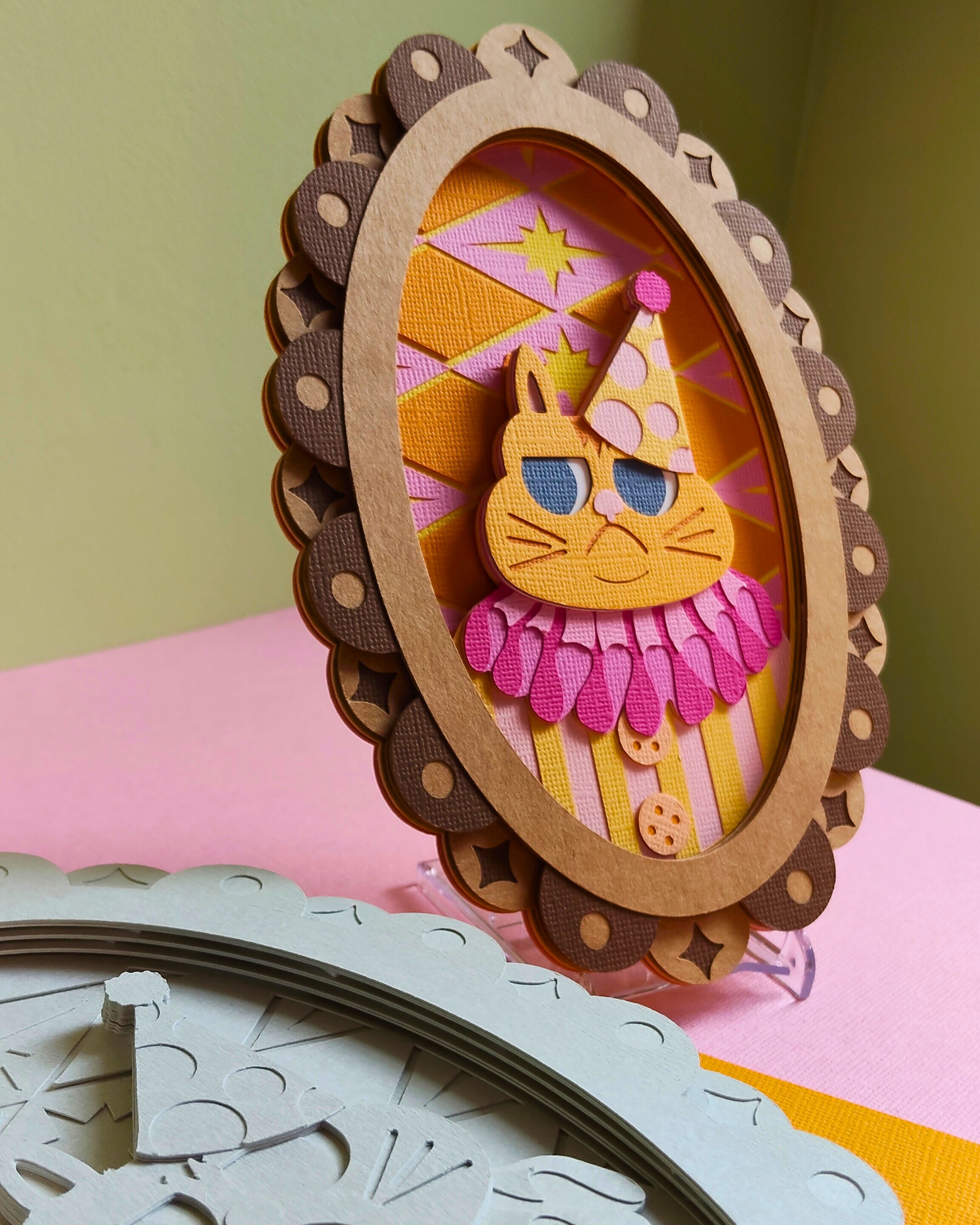 P’tits Timbres artisanaux en papier représentant des fleurs roses et violettes, regroupés en deux sets de quatre timbres chacun, réalisés en relief avec plusieurs couches découpées à la main.