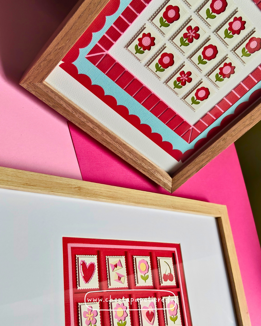Quatre mini timbres fleurs rouges en papier découpé à la main présentés dans un cadre décoratif