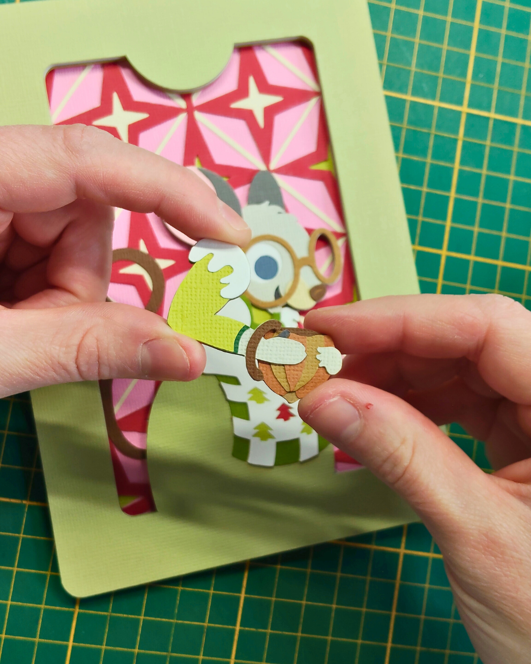 P’tits Timbres artisanaux en papier représentant des fleurs roses et violettes, regroupés en deux sets de quatre timbres chacun, réalisés en relief avec plusieurs couches découpées à la main.