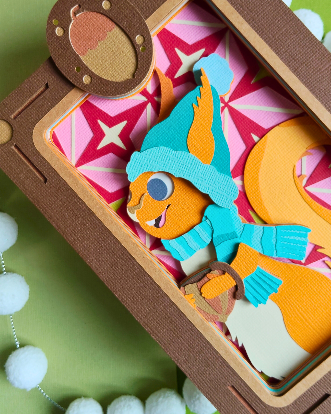 P’tits Timbres artisanaux en papier représentant des fleurs roses et violettes, regroupés en deux sets de quatre timbres chacun, réalisés en relief avec plusieurs couches découpées à la main.