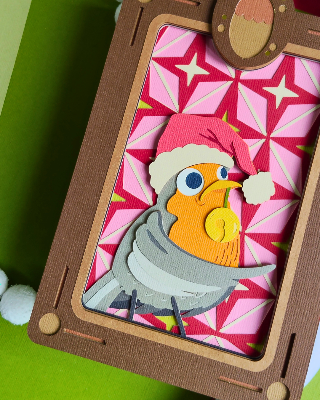 P’tits Timbres artisanaux en papier représentant des fleurs roses et violettes, regroupés en deux sets de quatre timbres chacun, réalisés en relief avec plusieurs couches découpées à la main.