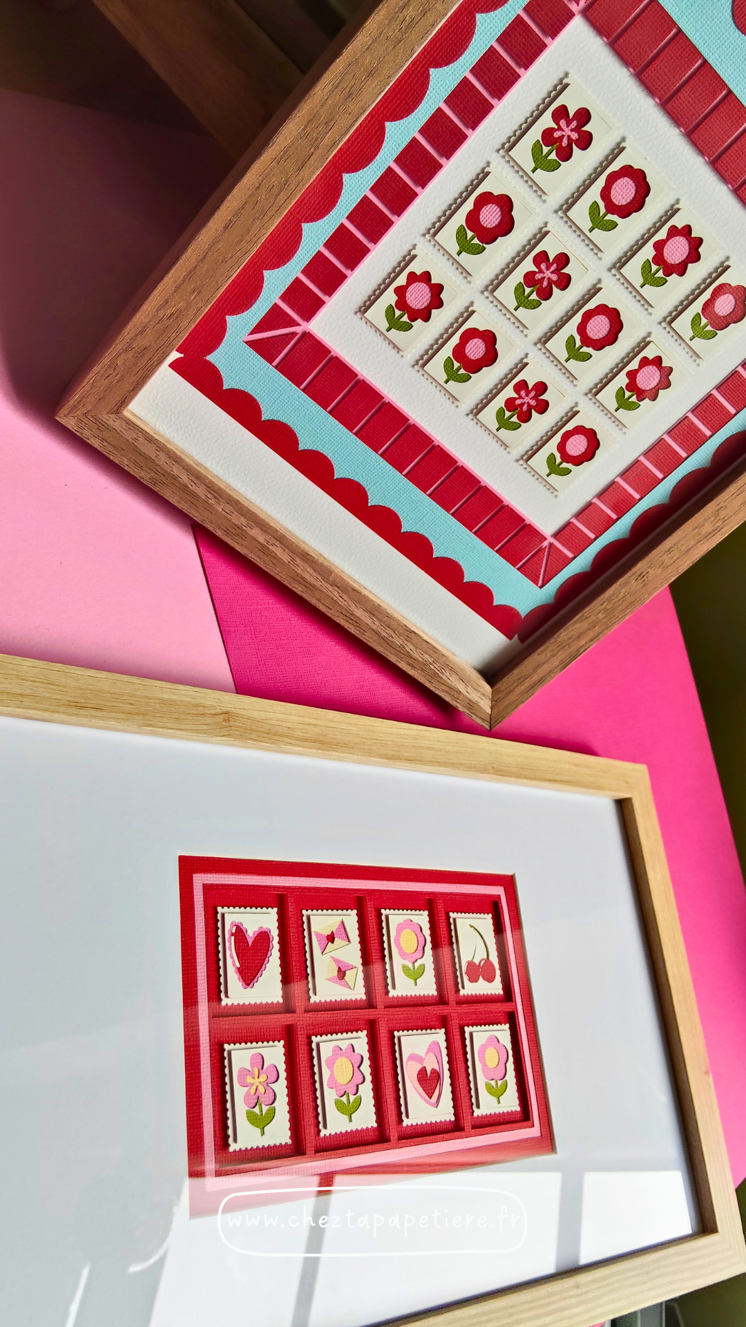 Quatre mini timbres fleurs rouges en papier découpé à la main présentés dans un cadre décoratif
