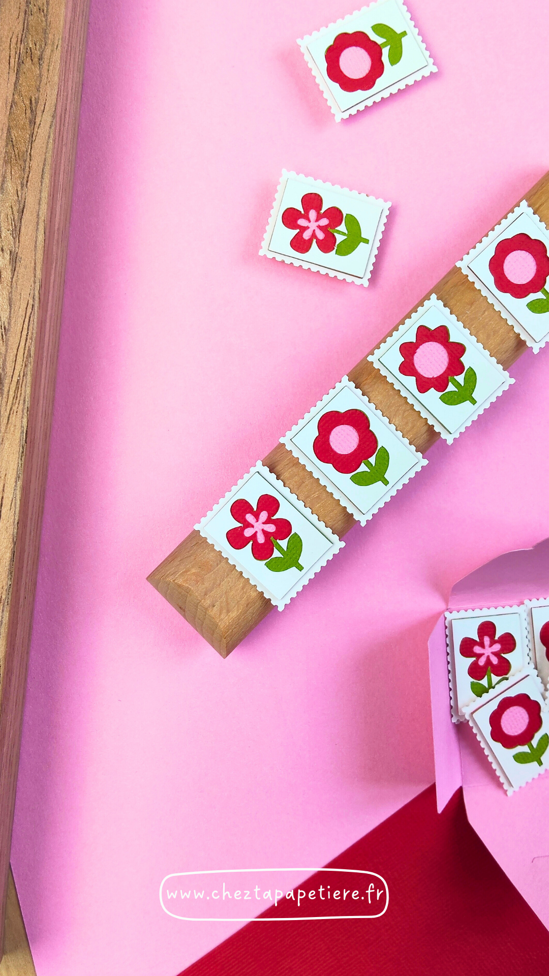 Quatre mini timbres fleurs rouges en papier découpé à la main présentés dans un cadre décoratif