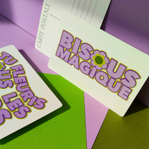 Carte postale artisanale en relief, création en papier découpé et superposé, tons violet et vert, collection mars 202