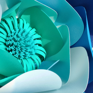 Fleur en papier en KIT / Niveau 2, comprenant des éléments pré-découpés, pour créer une fleur en 3D. Kit facile à assembler avec un mode d’emploi illustré.