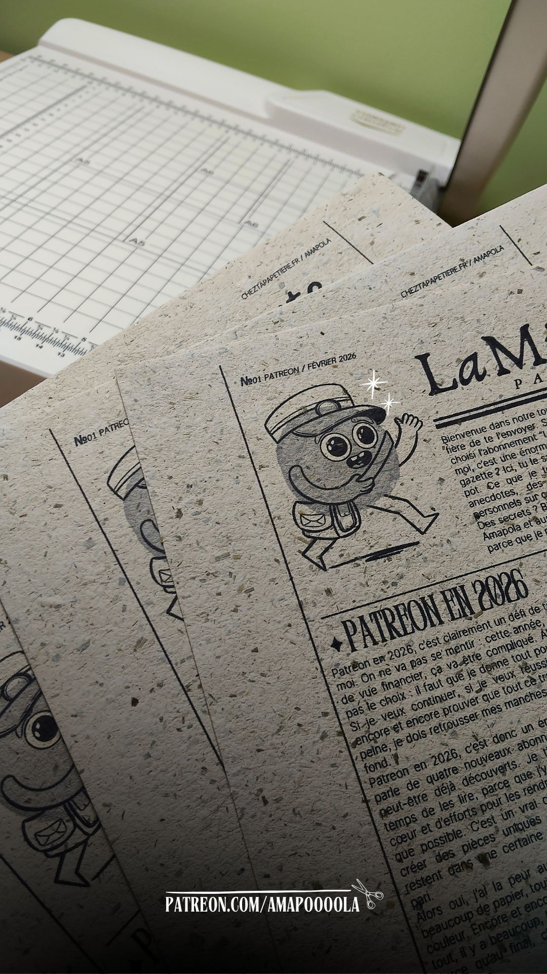 P’tits Timbres artisanaux en papier représentant des fleurs roses et violettes, regroupés en deux sets de quatre timbres chacun, réalisés en relief avec plusieurs couches découpées à la main.