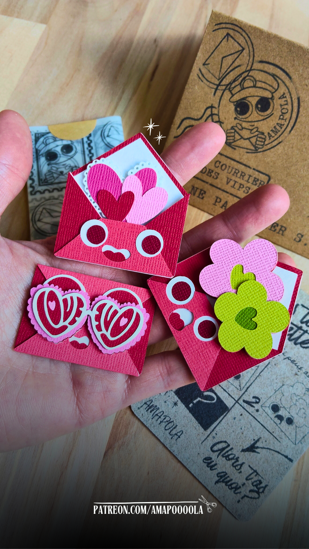 P’tits Timbres artisanaux en papier représentant des fleurs roses et violettes, regroupés en deux sets de quatre timbres chacun, réalisés en relief avec plusieurs couches découpées à la main.