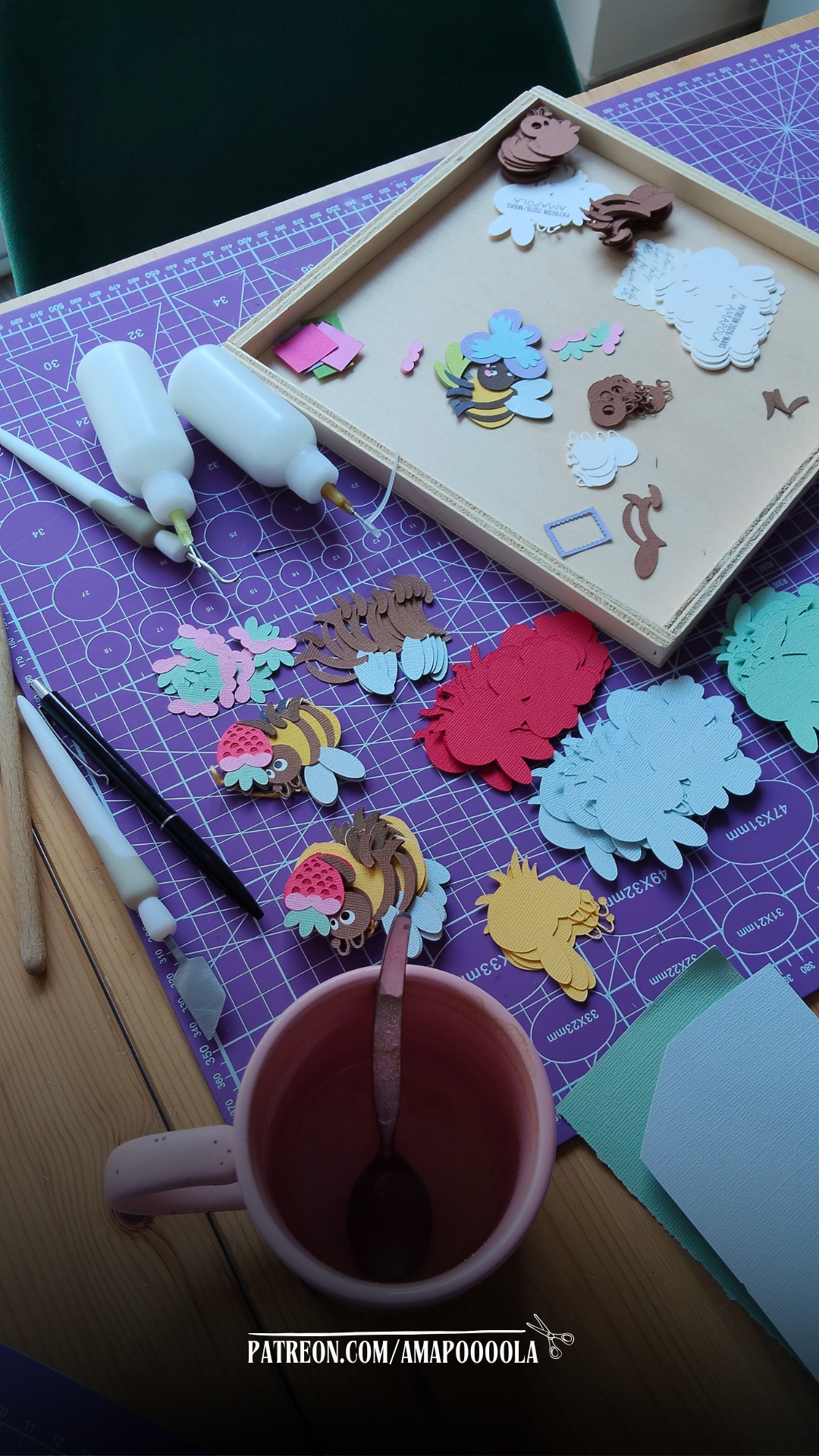 P’tits Timbres artisanaux en papier représentant des fleurs roses et violettes, regroupés en deux sets de quatre timbres chacun, réalisés en relief avec plusieurs couches découpées à la main.