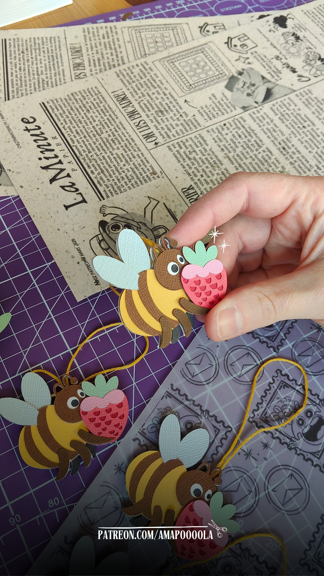 P’tits Timbres artisanaux en papier représentant des fleurs roses et violettes, regroupés en deux sets de quatre timbres chacun, réalisés en relief avec plusieurs couches découpées à la main.