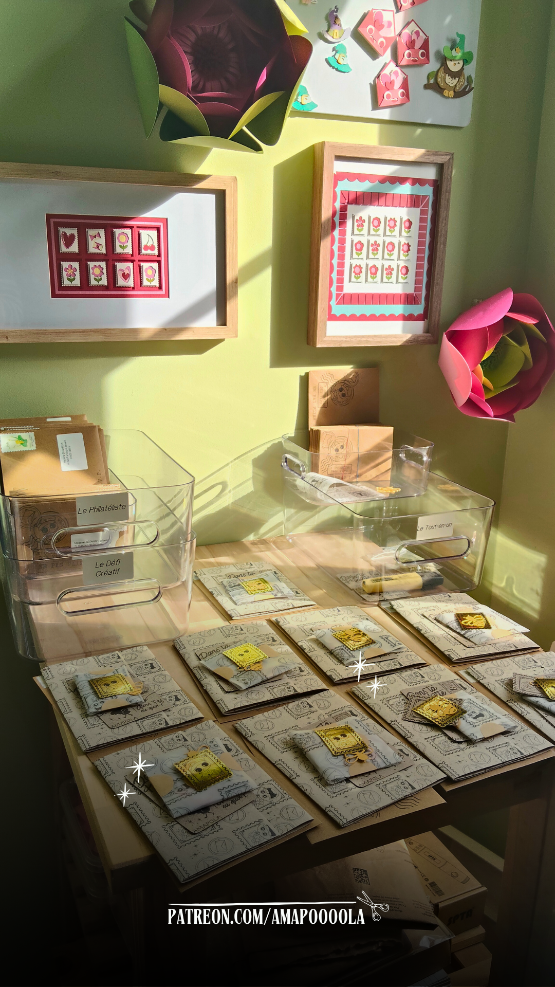 P’tits Timbres artisanaux en papier représentant des fleurs roses et violettes, regroupés en deux sets de quatre timbres chacun, réalisés en relief avec plusieurs couches découpées à la main.