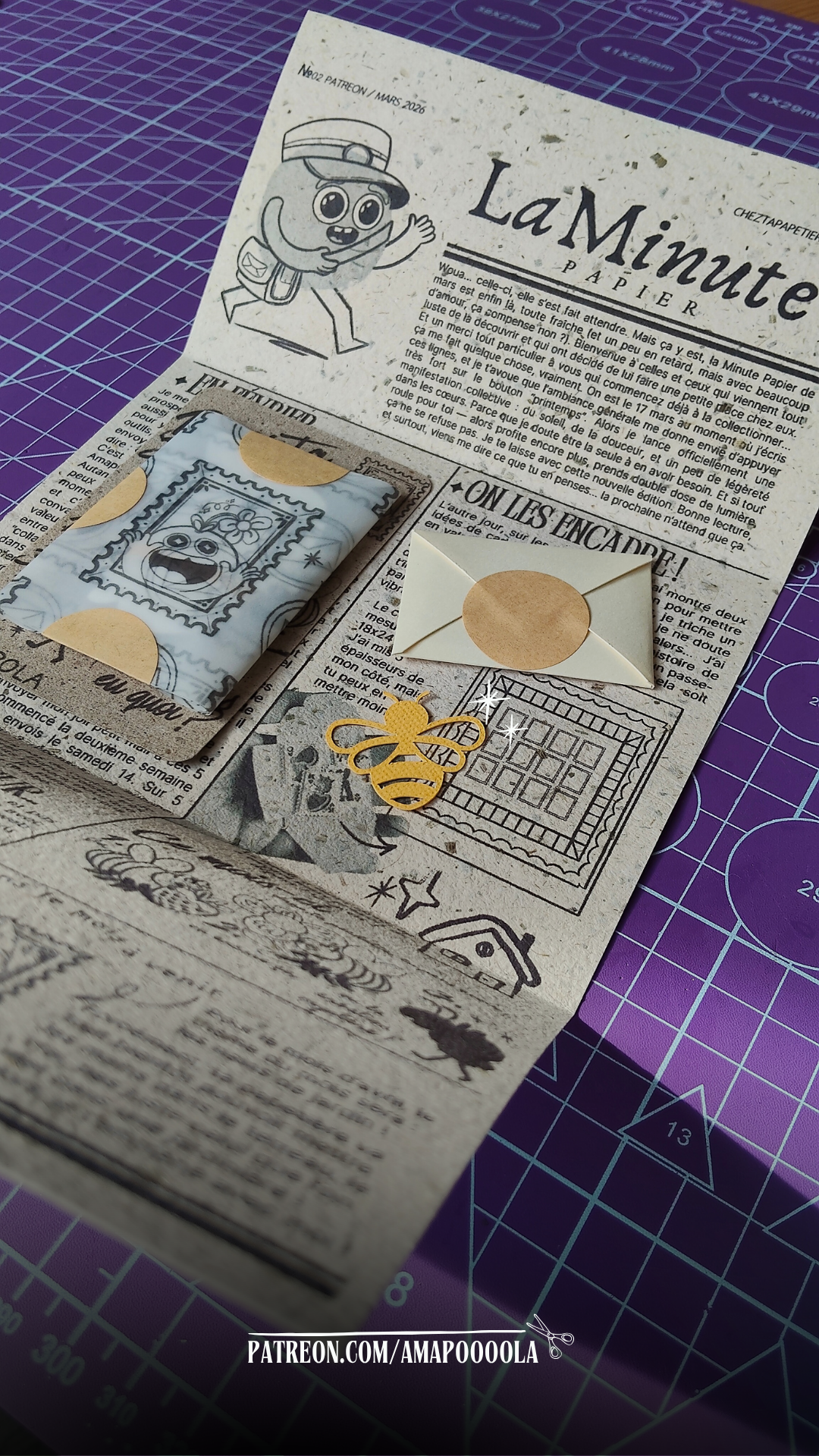 Set de quatre P’tits Timbres en papier représentant des fleurs roses délicates, chaque timbre formant une petite composition florale en relief aux pétales variés, tons roses tendres et joyeux.