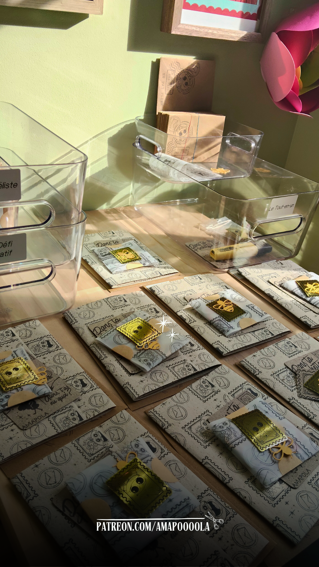 Set de quatre P’tits Timbres en papier représentant des fleurs roses délicates, chaque timbre formant une petite composition florale en relief aux pétales variés, tons roses tendres et joyeux.