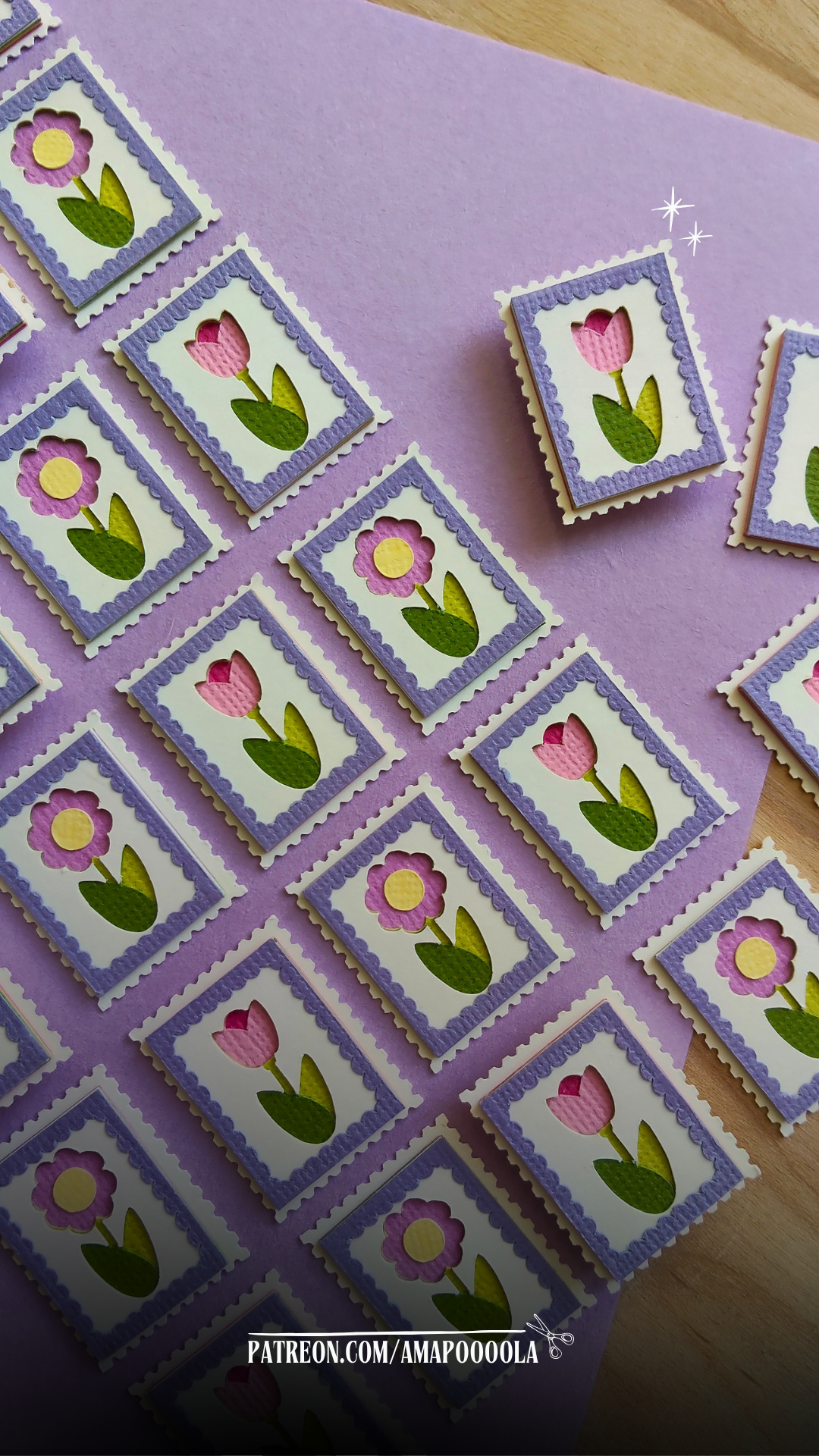 P’tits Timbres artisanaux en papier représentant des fleurs roses et violettes, regroupés en deux sets de quatre timbres chacun, réalisés en relief avec plusieurs couches découpées à la main.