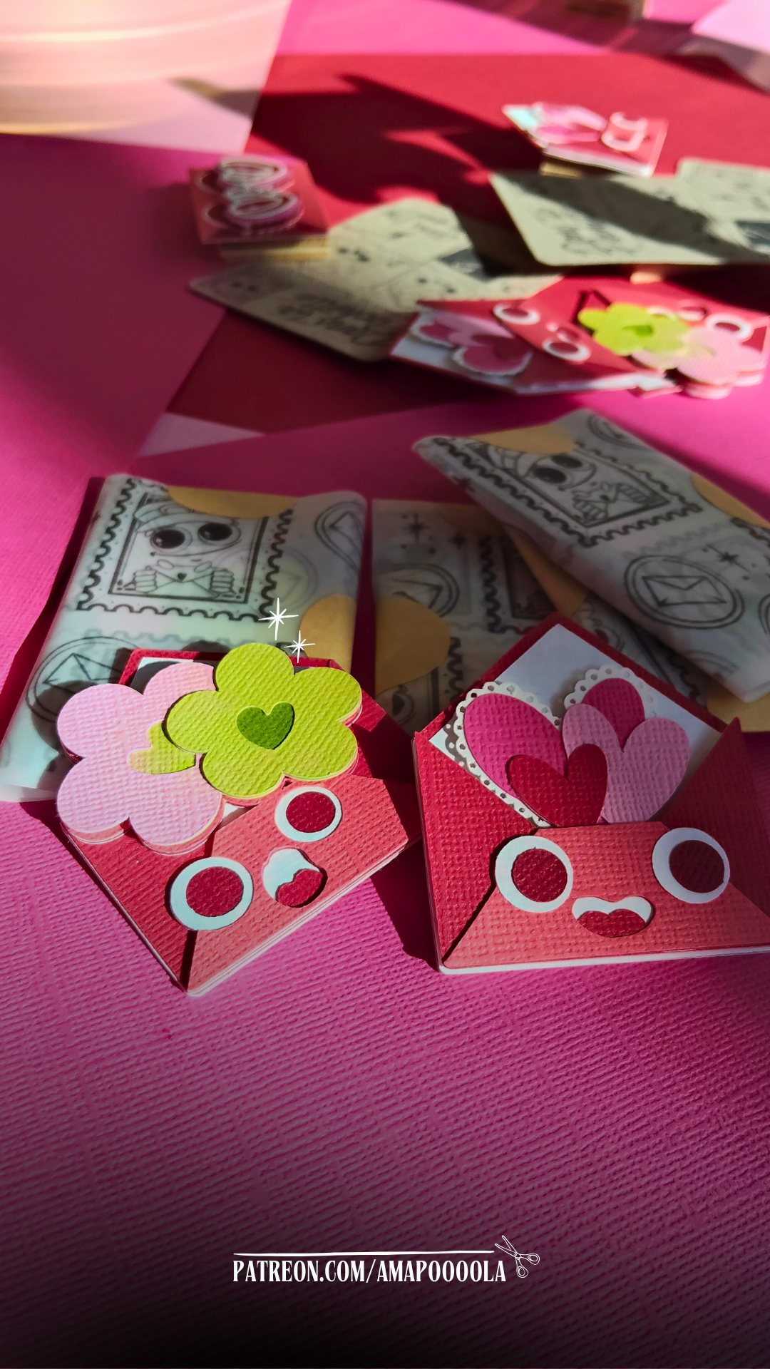 Set de quatre P’tits Timbres en papier représentant des fleurs roses délicates, chaque timbre formant une petite composition florale en relief aux pétales variés, tons roses tendres et joyeux.