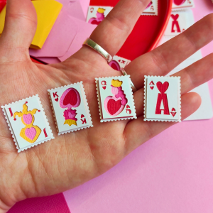 Set de 4 timbres en papier en relief faits main – collection jeu de cartes cœur, As Roi Dame Joker, création artisanale Amapola