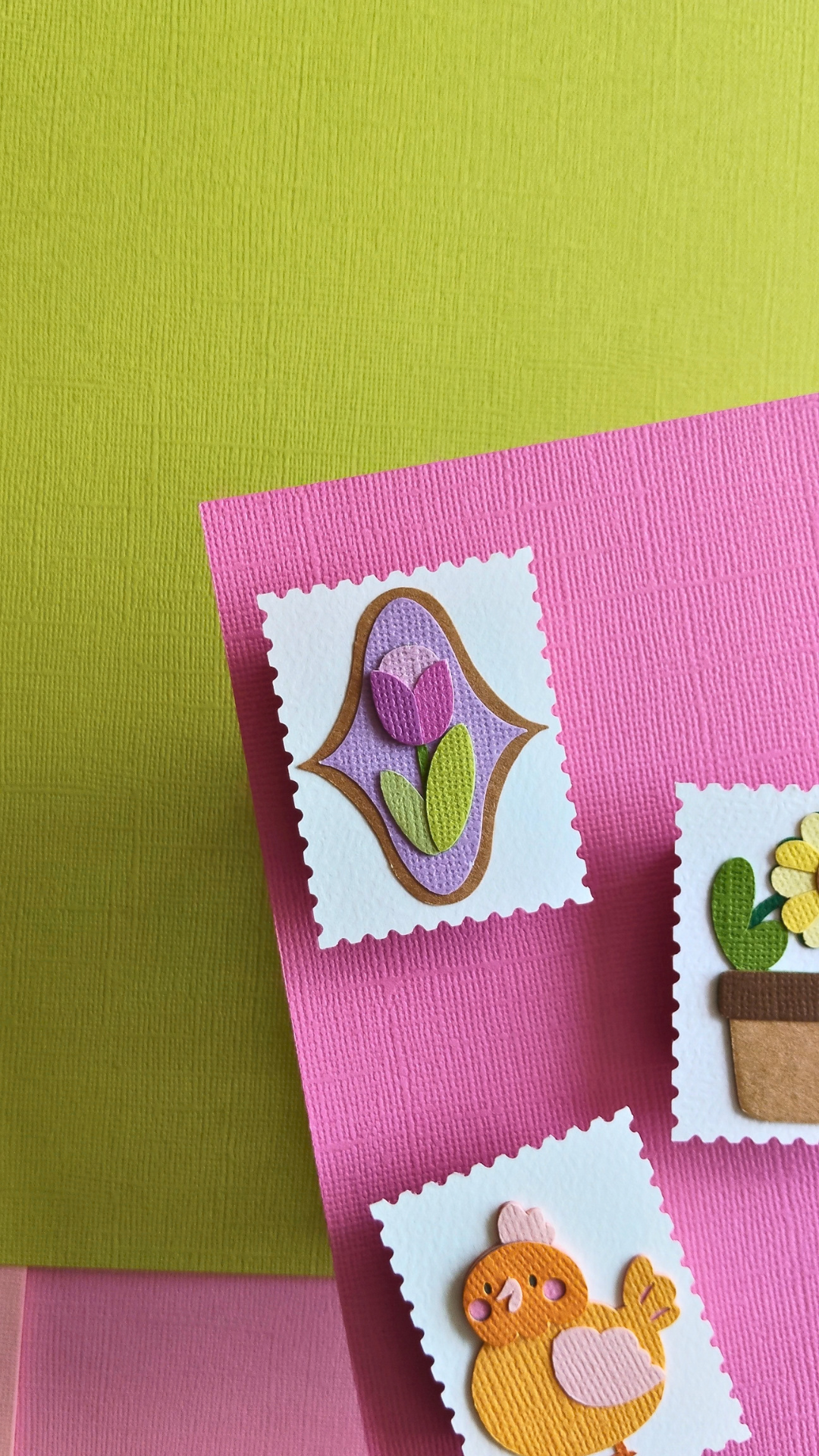 P’tits Timbres artisanaux en papier représentant des fleurs roses et violettes, regroupés en deux sets de quatre timbres chacun, réalisés en relief avec plusieurs couches découpées à la main.