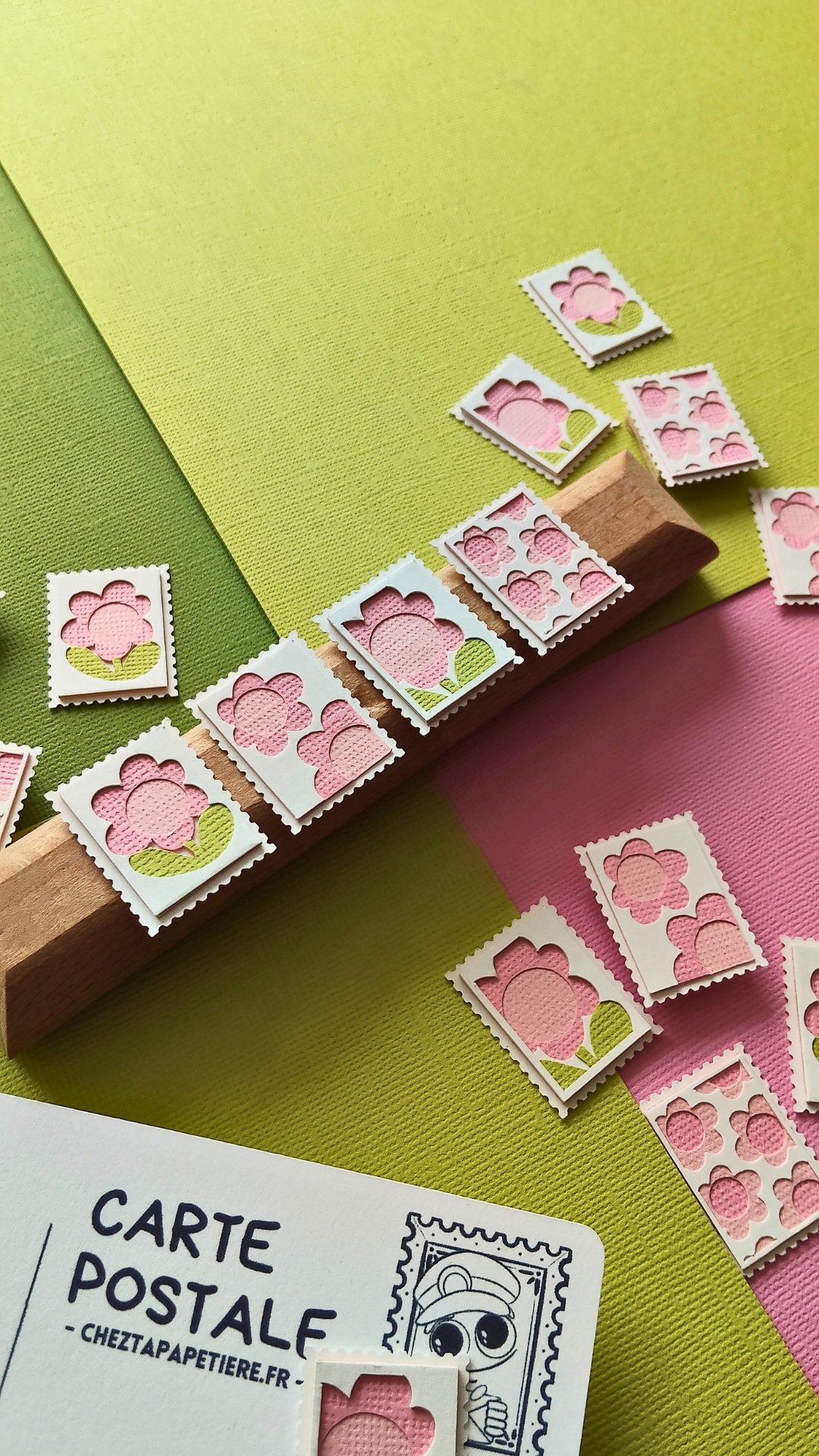 P’tits Timbres artisanaux en papier représentant des fleurs roses et violettes, regroupés en deux sets de quatre timbres chacun, réalisés en relief avec plusieurs couches découpées à la main.
