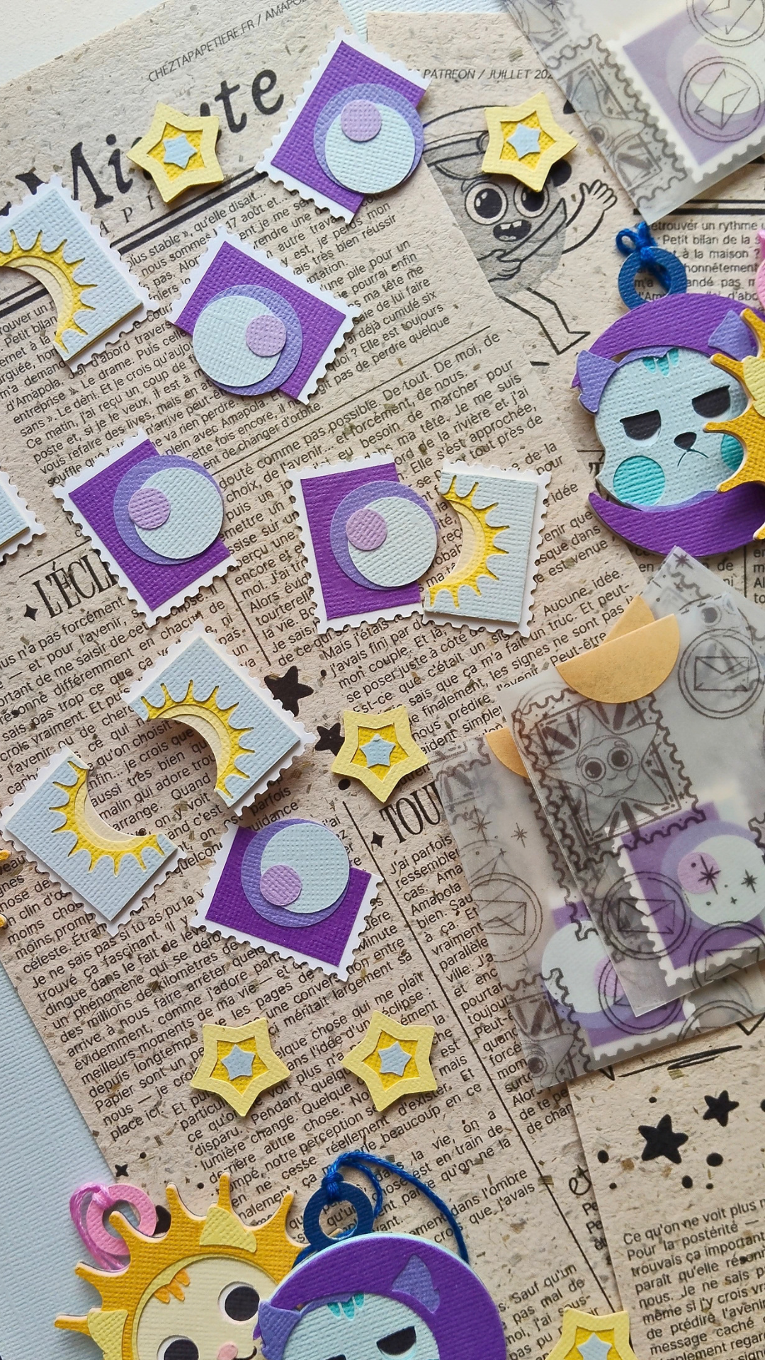 P’tits Timbres artisanaux en papier représentant des fleurs roses et violettes, regroupés en deux sets de quatre timbres chacun, réalisés en relief avec plusieurs couches découpées à la main.