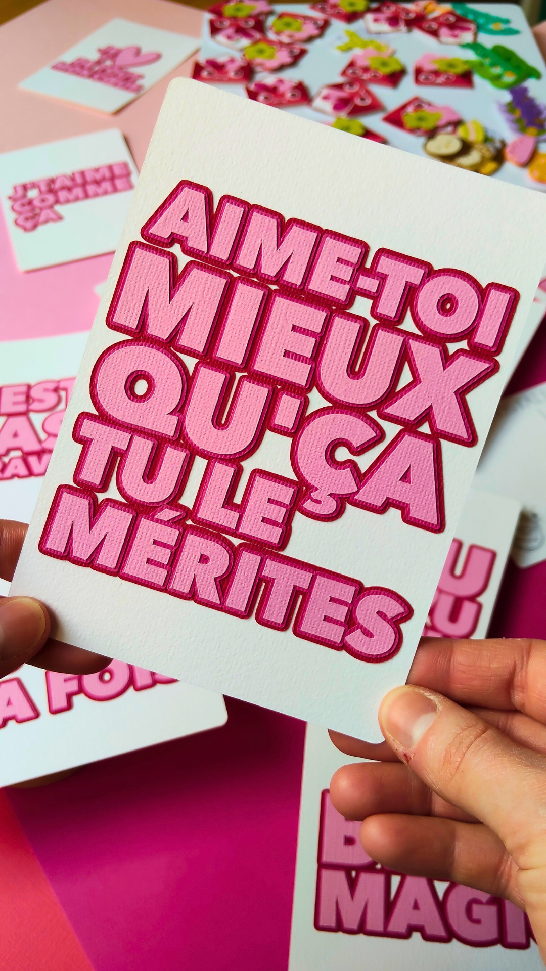 P’tits Timbres artisanaux en papier représentant des fleurs roses et violettes, regroupés en deux sets de quatre timbres chacun, réalisés en relief avec plusieurs couches découpées à la main.