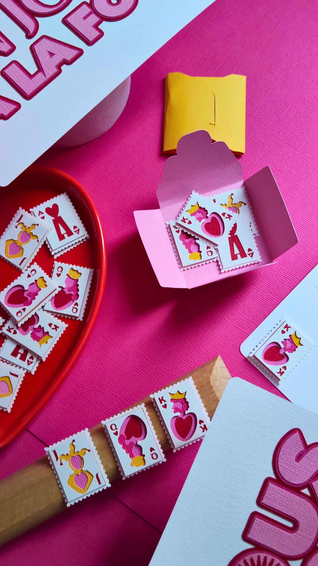 Set de quatre P’tits Timbres en papier représentant des fleurs roses délicates, chaque timbre formant une petite composition florale en relief aux pétales variés, tons roses tendres et joyeux.
