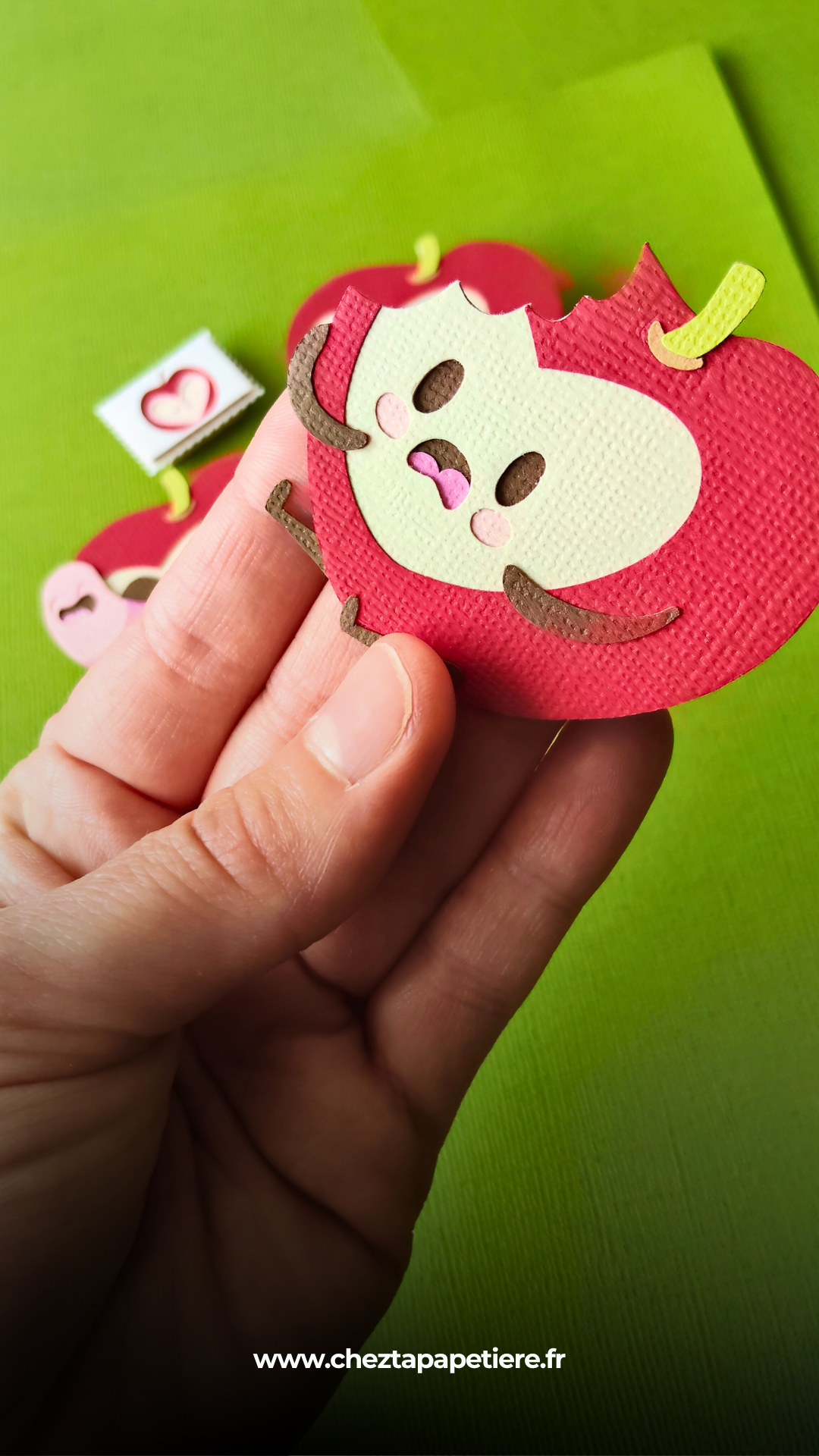 Ornements petites pommes en papier découpé en relief, pomme entière et pomme croquée, créations artisanales Amapola