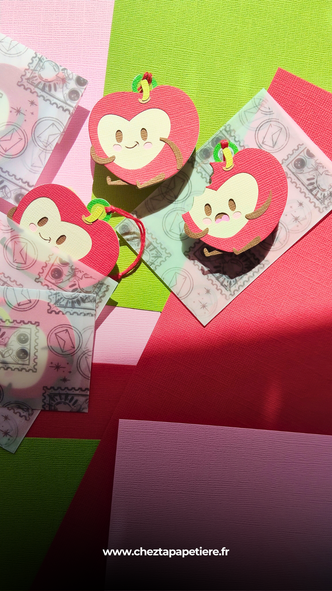 Ornements petites pommes en papier découpé en relief, pomme entière et pomme croquée, créations artisanales Amapola