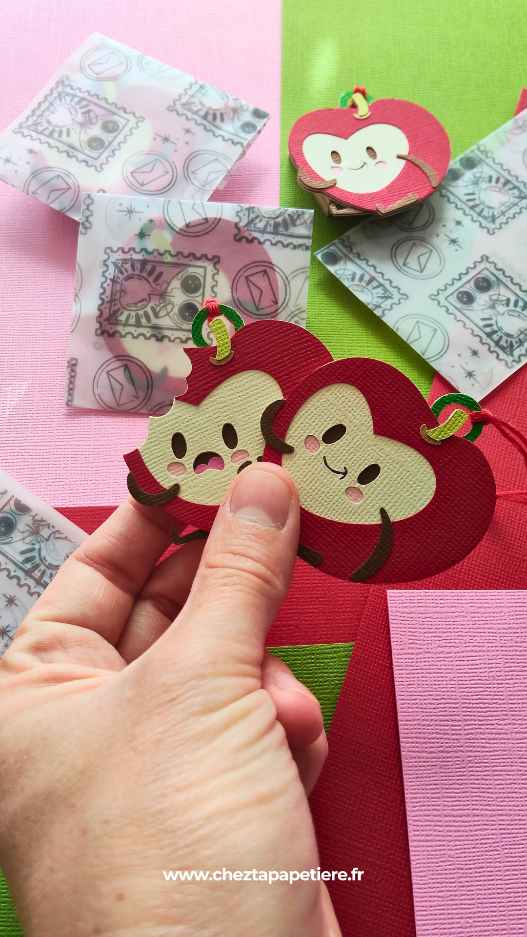 Ornements petites pommes en papier découpé en relief, pomme entière et pomme croquée, créations artisanales Amapola