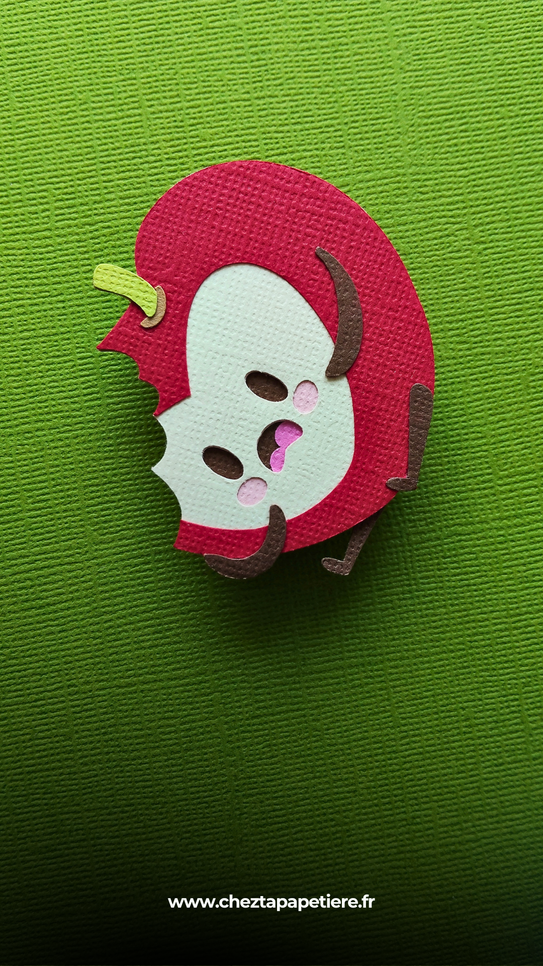 Ornements petites pommes en papier découpé en relief, pomme entière et pomme croquée, créations artisanales Amapola