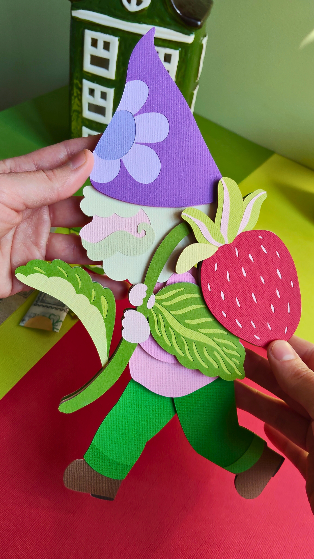 P’tits Timbres artisanaux en papier représentant des fleurs roses et violettes, regroupés en deux sets de quatre timbres chacun, réalisés en relief avec plusieurs couches découpées à la main.