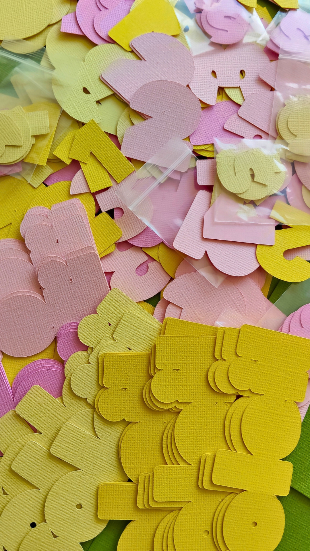 Set de quatre P’tits Timbres en papier représentant des fleurs roses délicates, chaque timbre formant une petite composition florale en relief aux pétales variés, tons roses tendres et joyeux.